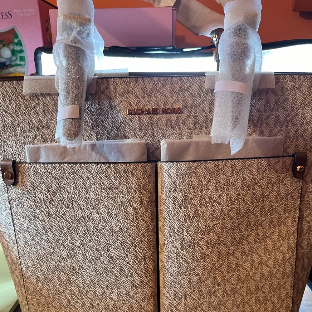Micheal Kors tote bag. Brand new with tags. - Picture 2 of 10